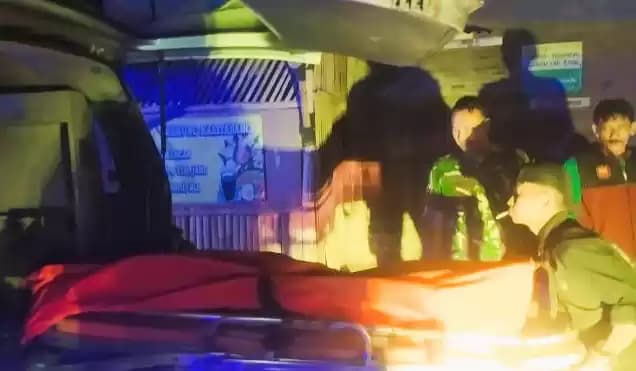 Foto Petugas Evakuasi jasad Bayi