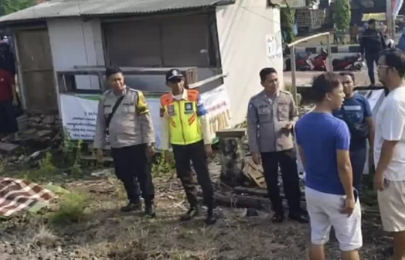 Foto Petugas Evakuasi Jasad korban tabrak kereta api
