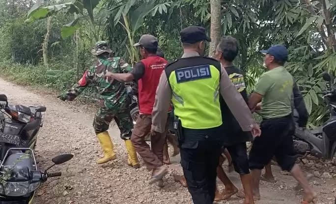 Foto Petugas Evakuasi Jasad Korban Tenggelam di malang