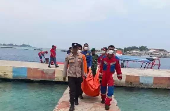 Foto Petugas evakuasi jasad tanpa pakaian