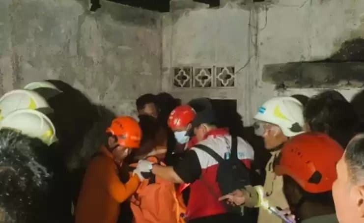 Foto Petugas Evakuasi Korban Kebakaran