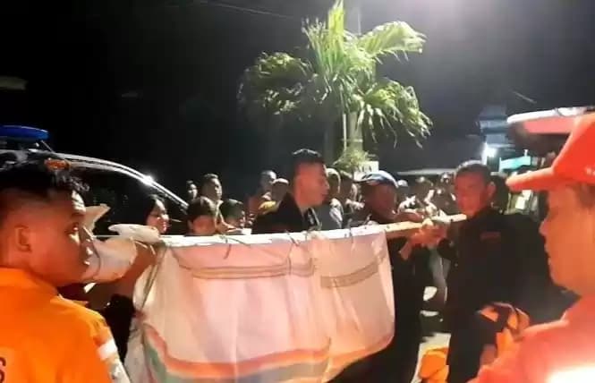 Foto Petugas Evakuasi Korban Tanah Longsor di Gorontalo