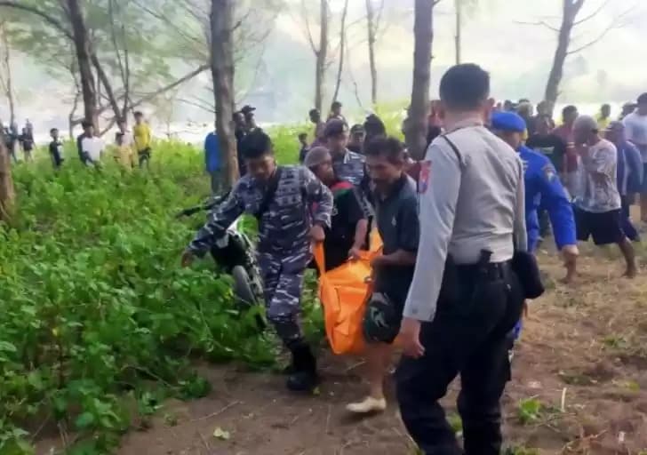 Foto Petugas Evakuasi Mayat Pencari Rumput