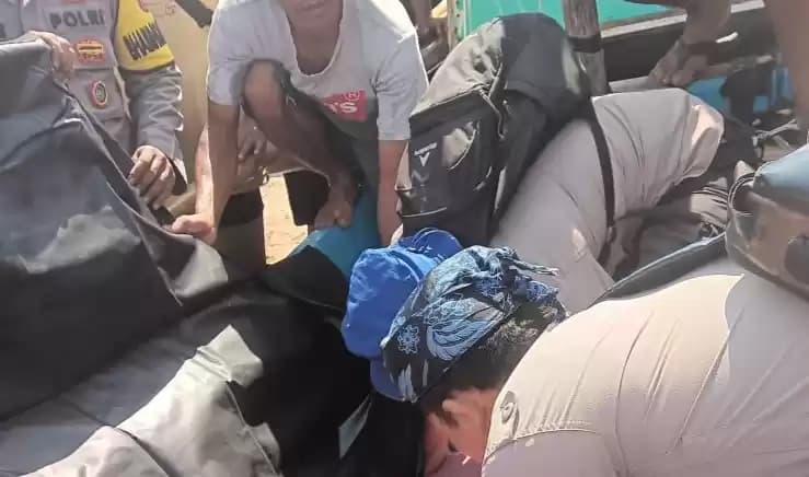 Foto Petugas Evakuasi Nelayan Terseret Ombak