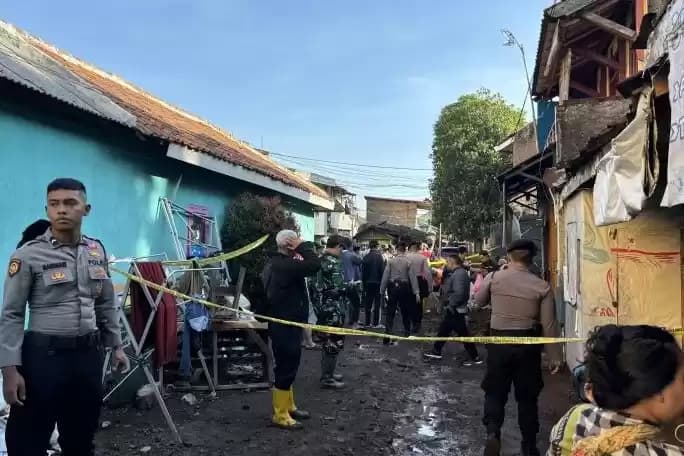 Foto Petugas gabungan saat melakukan perbaikan terhadap pipa PDAM