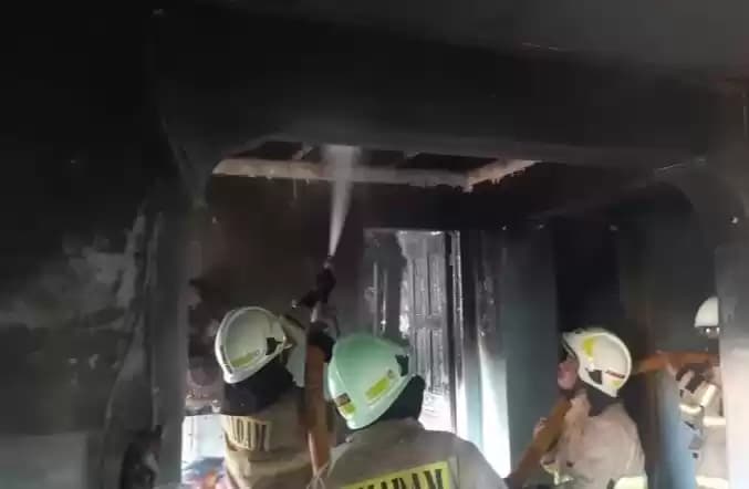 Foto Petugas Gulkarmat memadamkan api yang membakar sebuah rumah