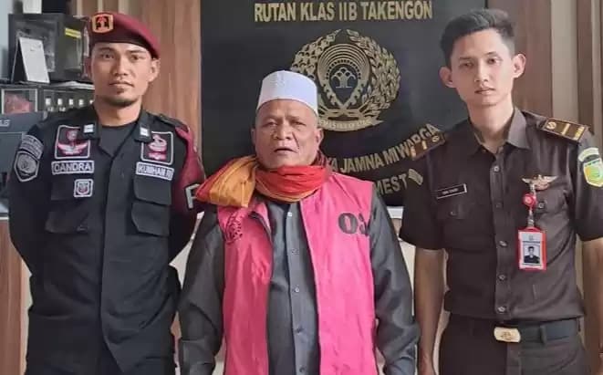 Foto Petugas kejaksaan mengapit terpidana DPO sejak 2016
