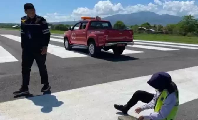 Foto Petugas melakukan aktivitas pengujian abu vulkanik
