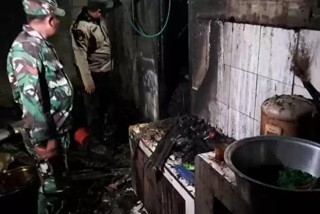 Foto Petugas mendatangi lokasi kebakara di Jatim