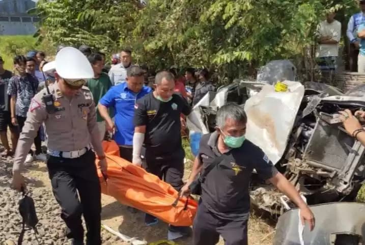 Foto Petugas mengevakuasi korban kecelakaan kereta