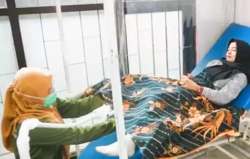Foto Petugas menjalankan prosedur inspeksi visual dengan asam asetat