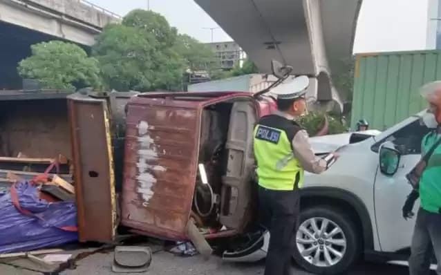Foto Petugas Polisi di TKP Kecelakaan Truk