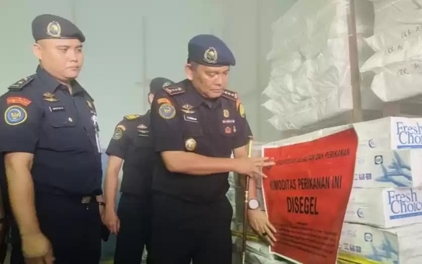 Foto Petugas PSDKP Batam menyegel empat ton ikan impor ilegal