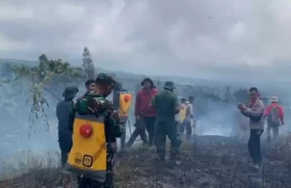 Foto Petugas saat di lokasi kebakaran kawasan hutan di kaki Gunung Rinjani