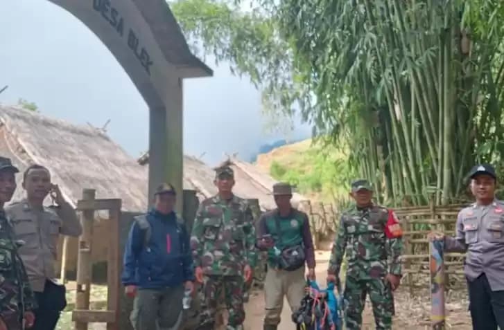 Foto Petugas TNI Tim Sar Evakuasi Korban Terjatuh di Rinjani