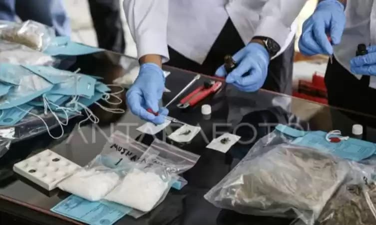 Foto Petugas unjukan Barbuk Narkoba