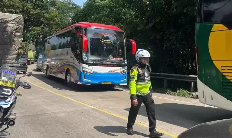 Foto Polisi Atur Lalin kawasan Sitinjau Lauik