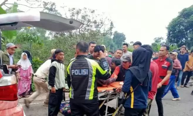 Foto Polisi Evakuasi Korban Bus Masuk Jurang di Lampung Barat