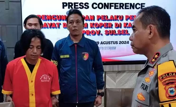 Foto Polisi Introgasi Pelaku Pembunuhan dalam Koper