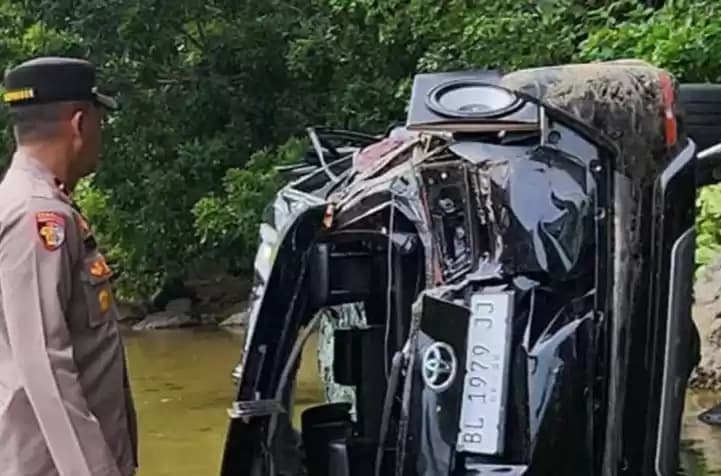 Foto Polisi memeriksa minibus jatuh ke jurang