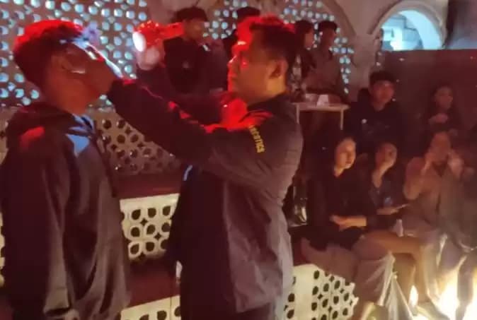 Foto Polres Cianjur Periksa Pengunjung Kafe