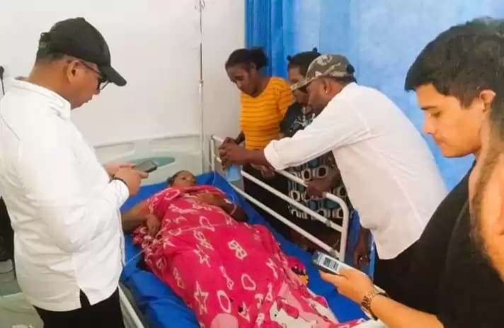 Foto Polresta Manokwari AKP Raja Putra Napitupulu saat menjenguk korban