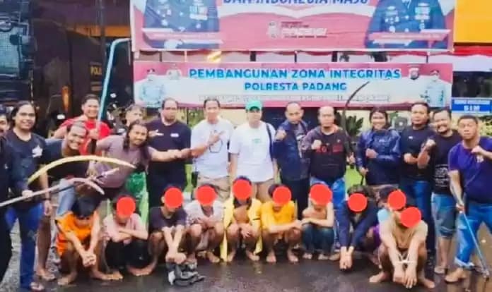 Foto Polresta Padang menahan 10 pelaku yang terlibat tawuran