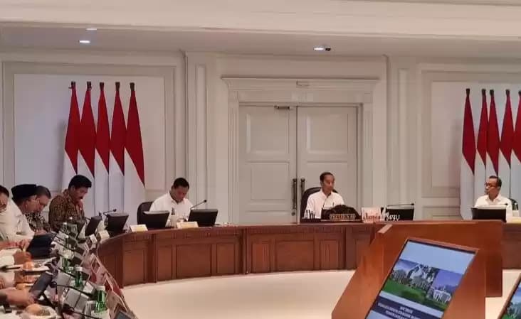 Foto Prabowo Dampingi Jokowi Pimpin Ratas Bahas RAPBN 2025