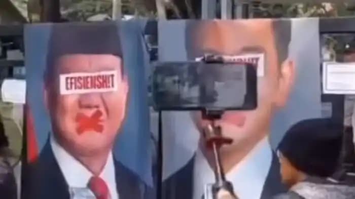 Foto Presiden Prabowo Dibakar