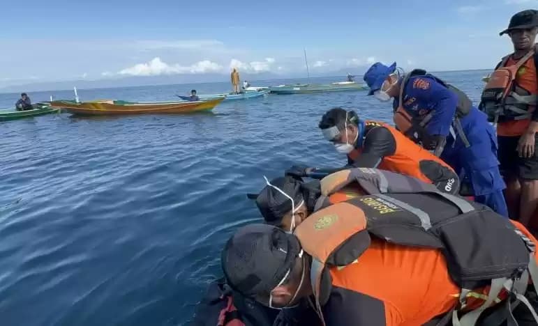 Foto Proses evakuasi korban oleh Tim SAR Gabungan