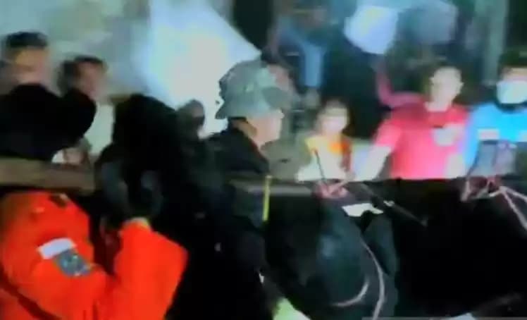 Foto Proses evakuasi salah satu jenazah korban longsor