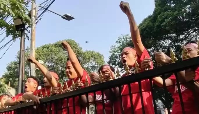 Foto Ratusan pemuda memperagakan peristiwa penyerbuan Kantor DPP PDI