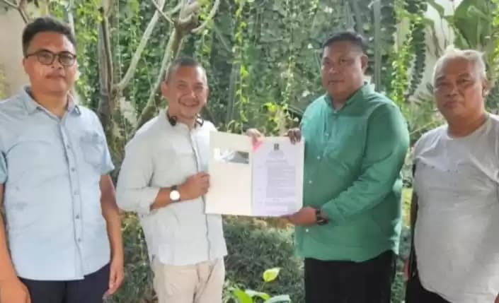 Foto Rike Iskandar alias Akew menerima surat Penetapan Tahap I Calon Kepala Daerah Bogor