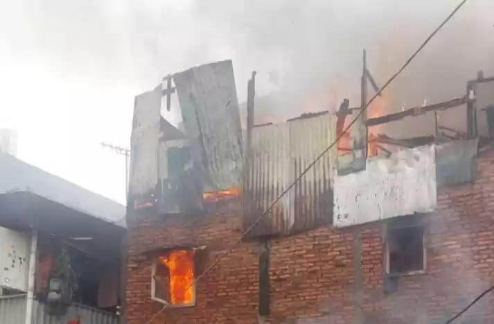 Foto Rumah Terbakar di Jakbar