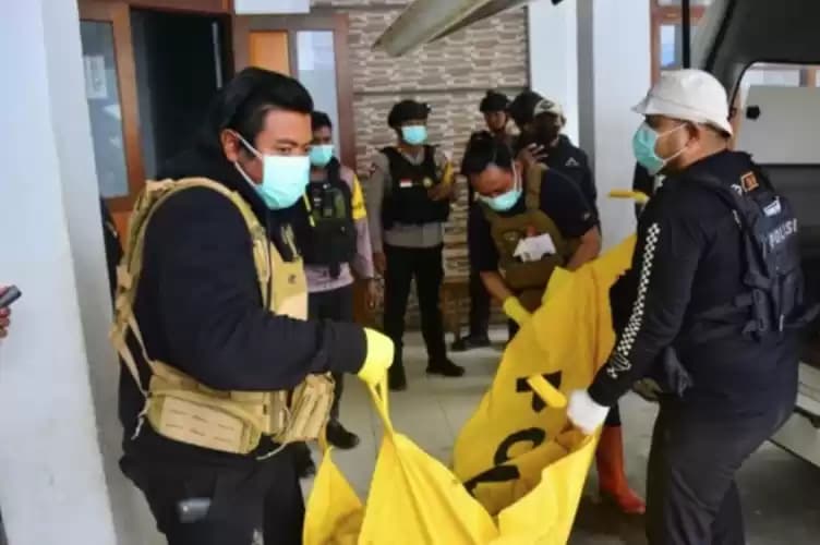 Foto Satgas Operasi Damai Cartenz 2024 mengevakuasi mayat KKB