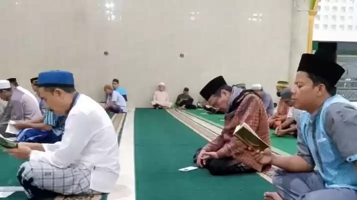 Foto Sejumlah Orang Sedang Berdoa ngaji yasin
