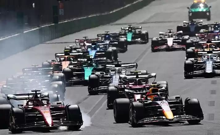 Foto Sejumlah pembalap melaukan start Grand Prix F1