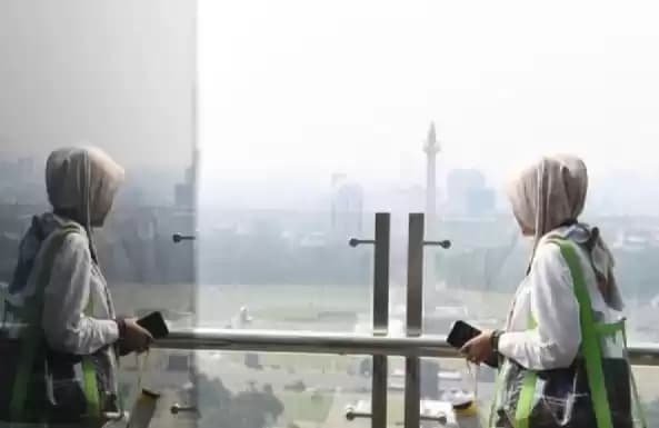 Foto Seorang Wanita Latar Belakang ditutupi polusi