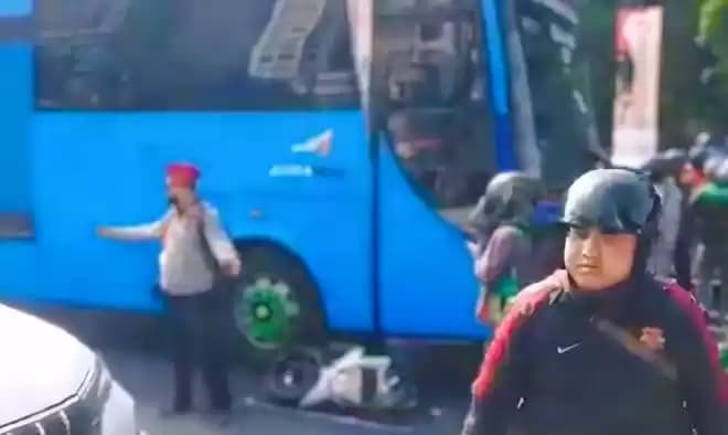 Foto Sepeda motor korban tersangkut di kolong bus Trans Jabodetabek di kawasan Cawang