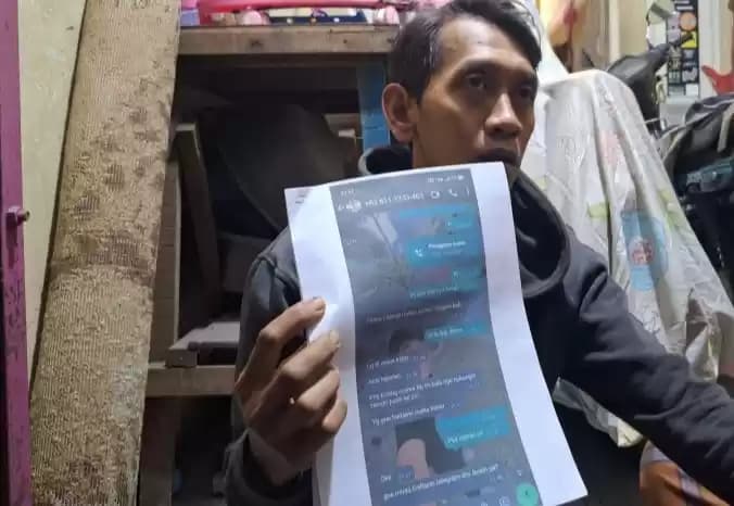 Foto Sepupu korban penyekapan inisial SA bernama Daniel memberikan keterangan kepada wartawan di Jakarta