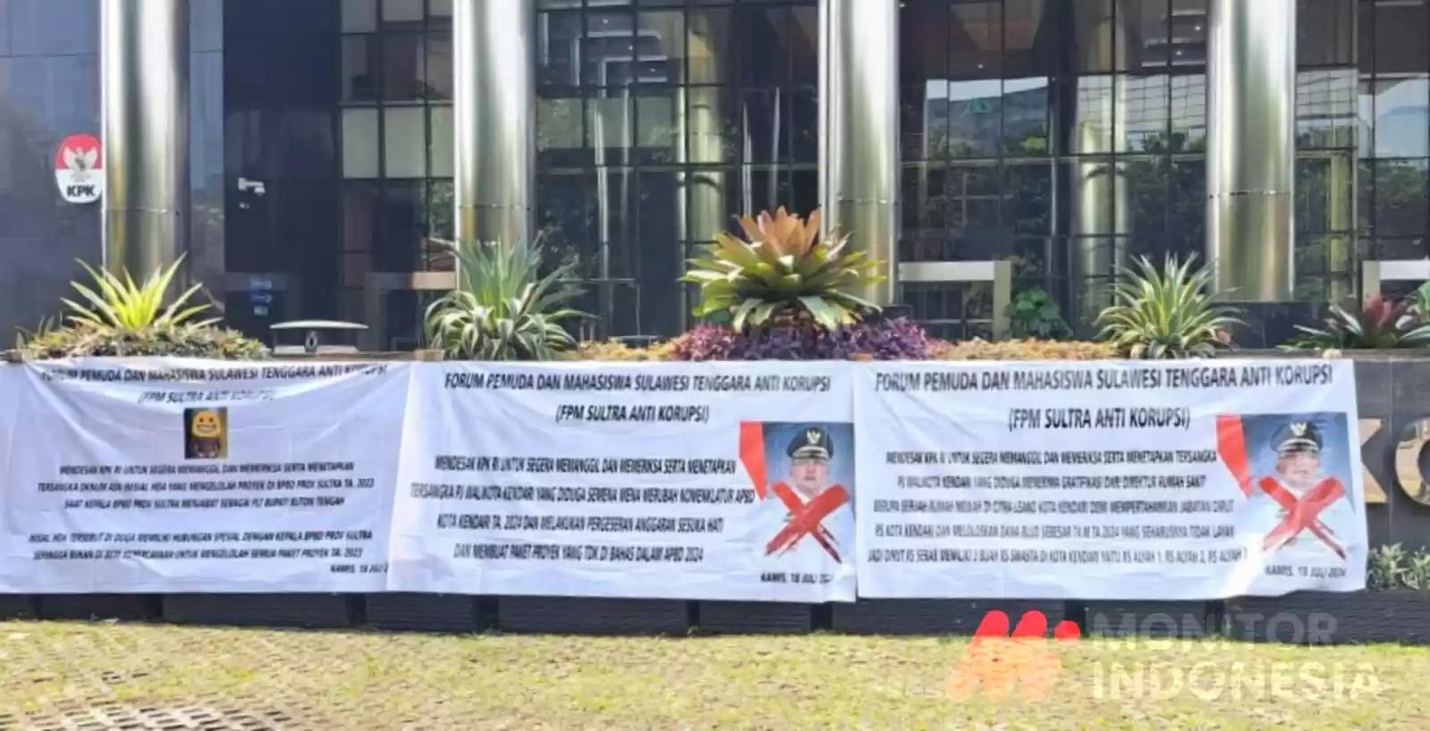 Foto Spanduk Anti Korupsi Terpampang di Gedung KPK