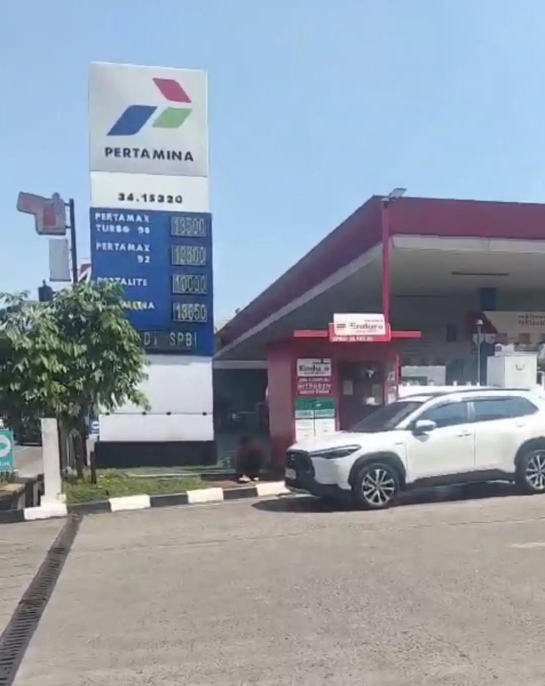 Foto SPBU dan unit mobil pelaku pada saat pembelian BBM bersubsidi secara ilegal