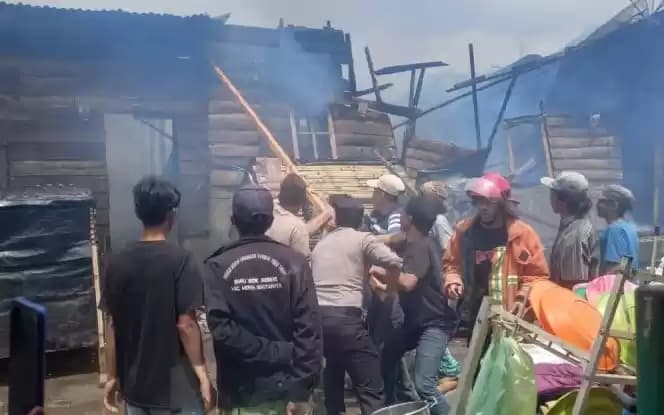 Foto Suasana Kebakaran Rumah di Karo