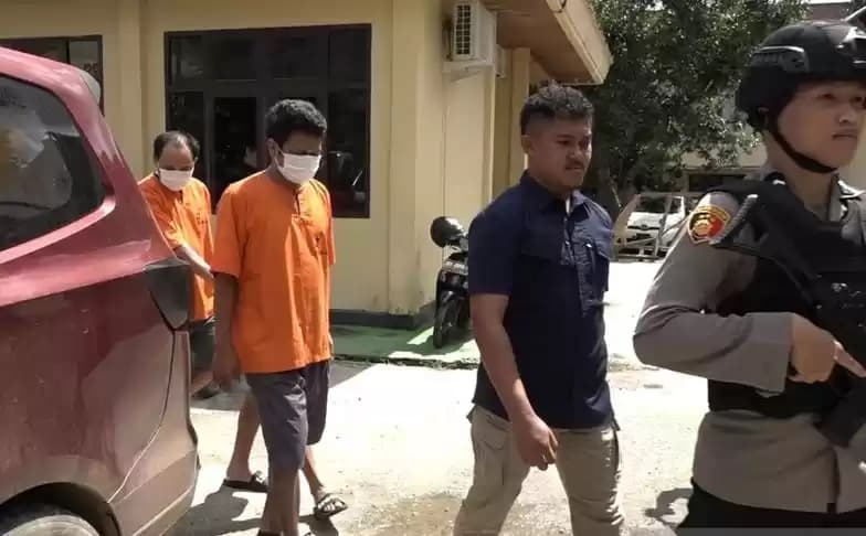 Foto Tersangka Penggelapan Mobil Digiring ke Polda Sultra