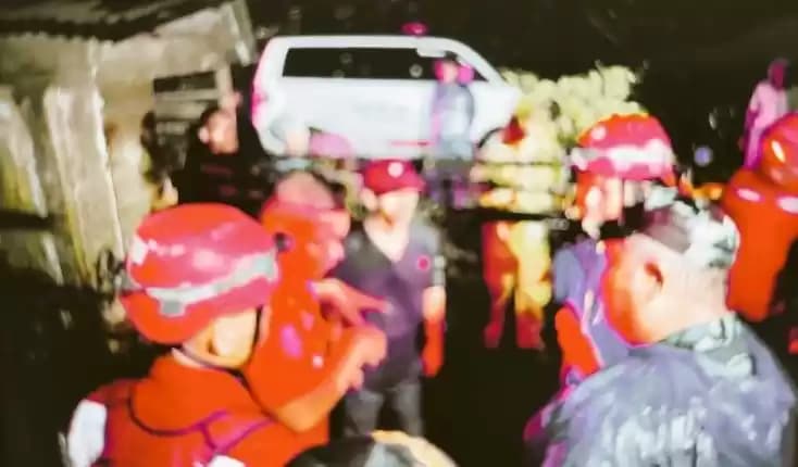 Foto Tim Gabungan Pemkab Agam sedang mencari bocah yang dibawa arus sungai