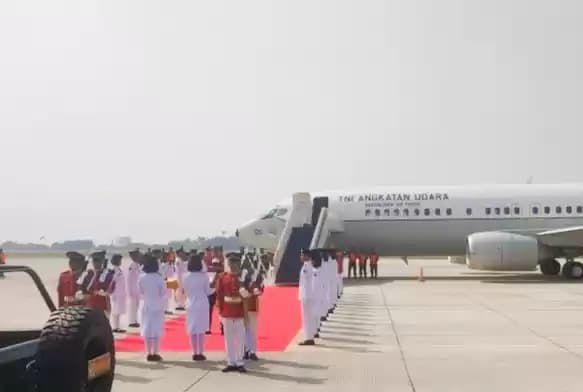 Foto Tim pembawa Bendera Pusaka Merah Putih dan Teks Proklamasi bergerak menuju pesawat di Bandara Halim