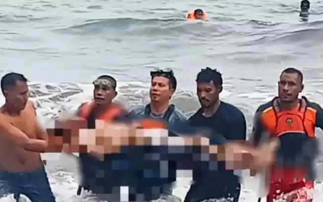 Foto Tim SAR Evakuasi Korban Terseret Ombak di Ternate