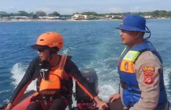Foto Tim  SAR Gabungan Cari Dua Wisata Hilang di Pantai Karang Papak