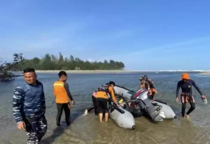 Foto Tim SAR Gabungan Cari korban Terseret Ombak