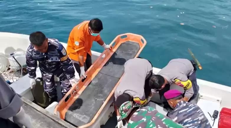 Foto Tim Sar Gabungan Evakuasi Jasad Peselancar